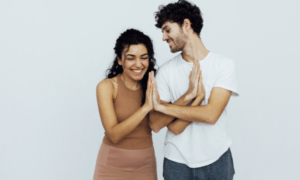 ¿Conoces las mejores posturas de yoga en pareja? Hoy te contamos 5 de ellas para celebrar juntos el Día Internacional del Yoga.