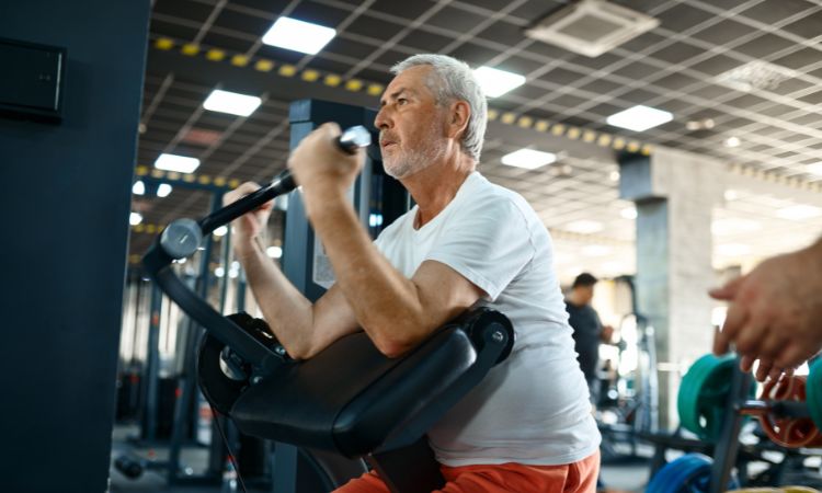 Descubre los mejores ejercicios de fuerza para mayores de 60 años.