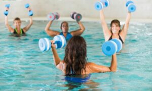 Conoce los mejores tipos de ejercicios para adelgazar en el agua